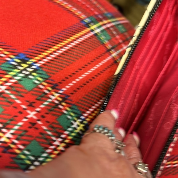 New without tags absolutely gorgeous Vera Bradley billfold. Beautiful Buy. - Picture 4 of 6